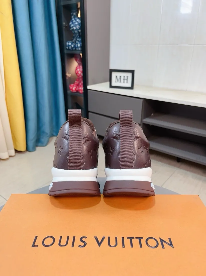 Ex-factory price 520🌹🌹[lv]🌹High-end men's shoes brand: Official website 1:1 Latest masterpiece: The upper is made of Italian imported first-layer cowhide punching design➕made of full genuine leather lining🔥, making walking more convenient and comfortable! Exclusive new style, stunning work [color]! Create a fashionable personality to set off your uniqueness! A must-have for trendy men! Classic🔥Number: 38-44